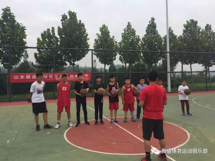 如何在篮球冬令营中加强体能训练?_1
